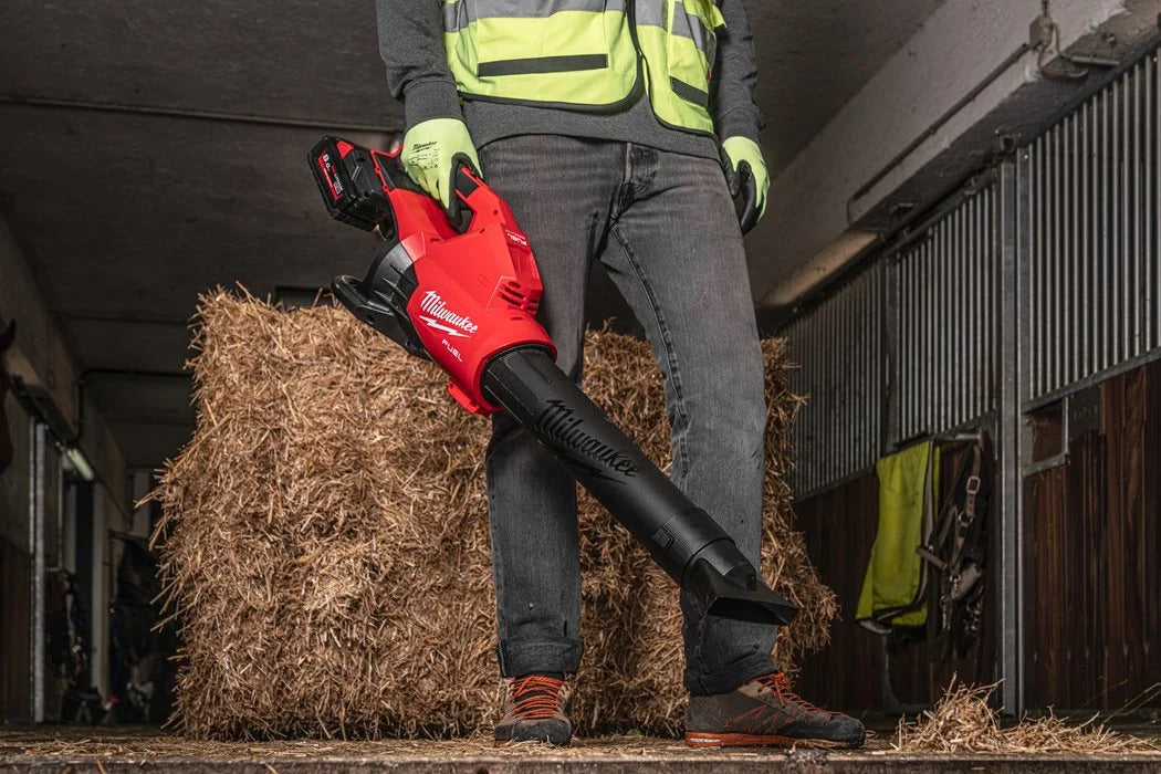 Milwaukee M18 F2BL-802 FUEL Akku-Laubbläser 2x M18HB8 Akkus und Lader im Karton