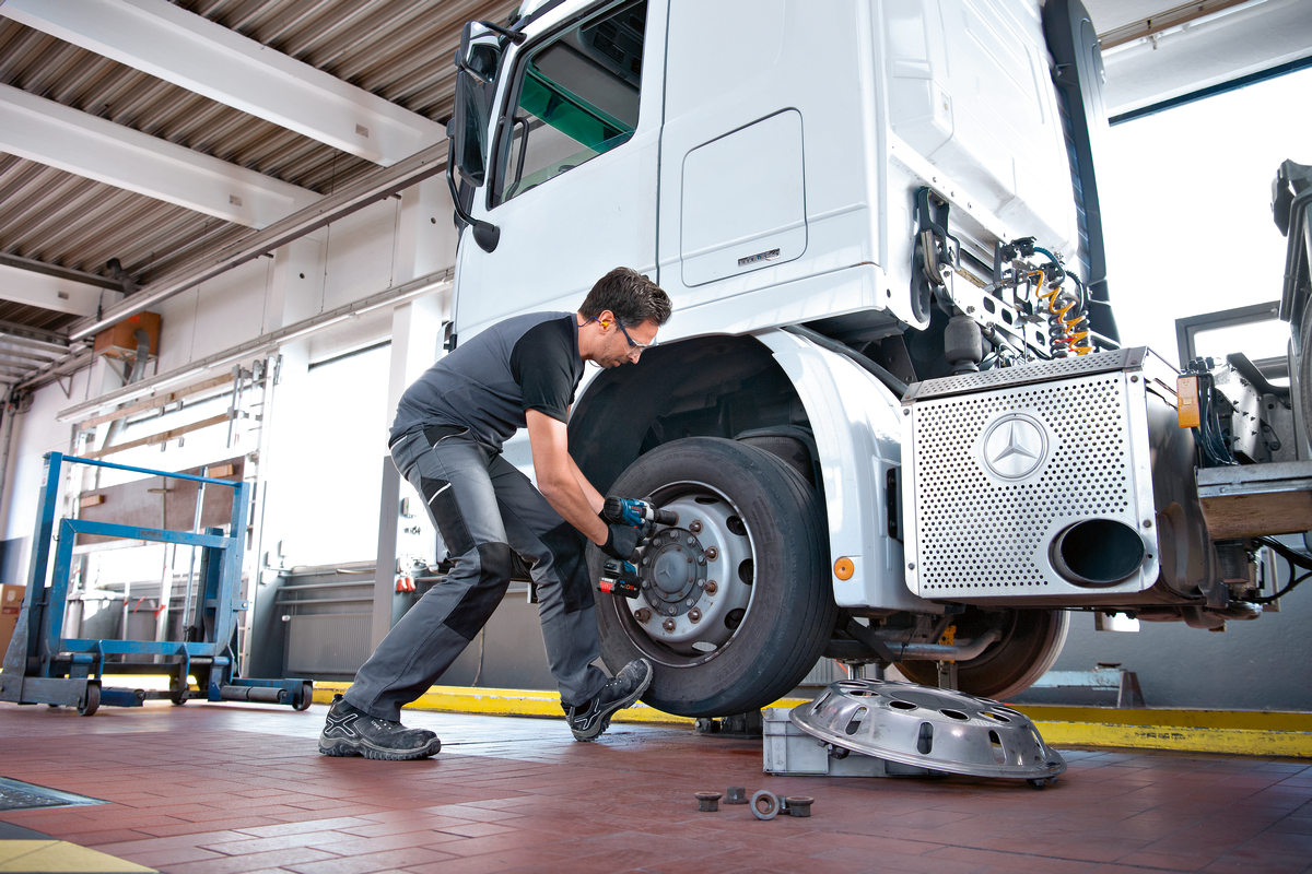 Bosch Akku-Drehschlagschrauber GDS 18V-1000 C (1/2"-Vierkant, Drehmoment: 1000 Nm, inkl. GCY 42, Solo in L-BOXX 136)