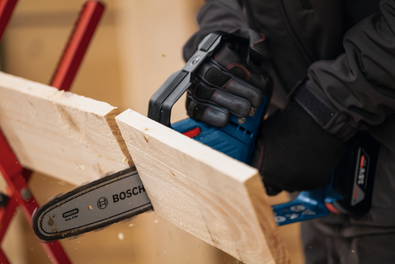 Bosch Professional GKE 18V-20 Akku-Astsäge 20 cm mit automatischer Kettenschmierung (06008d7100)