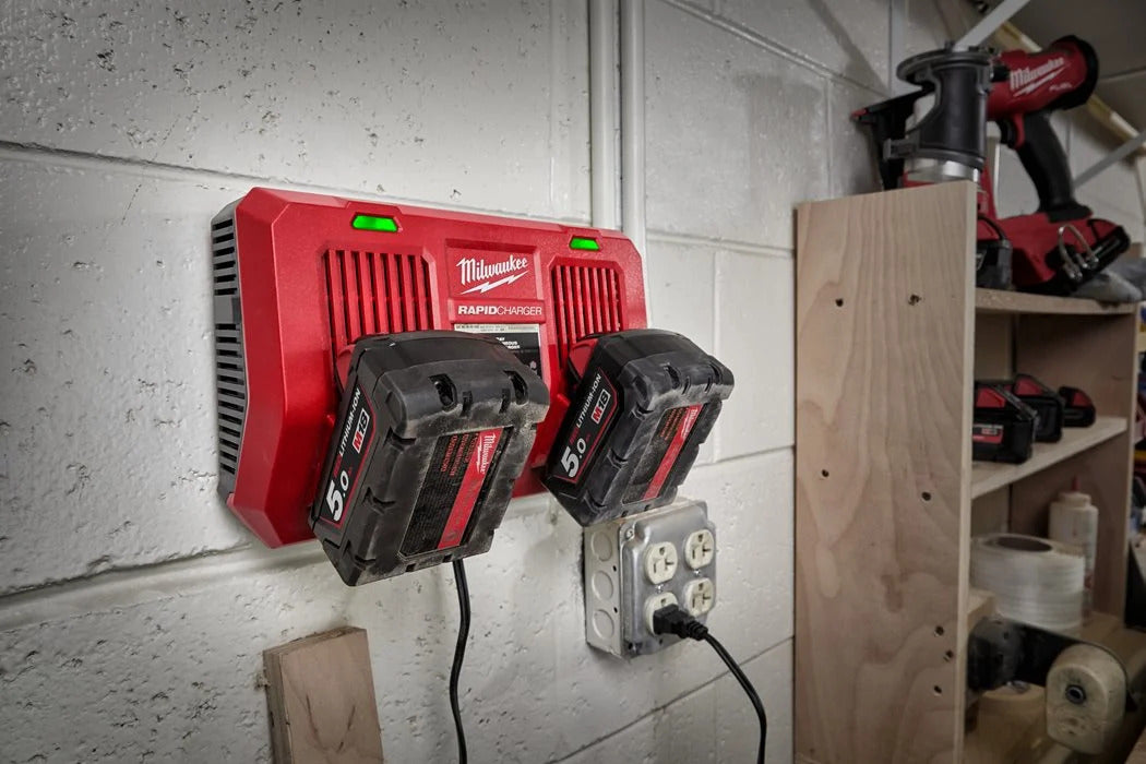 Milwaukee M18 DFC Zweifach-Simultan-Schnellladegerät Wandmontage (4932472073)