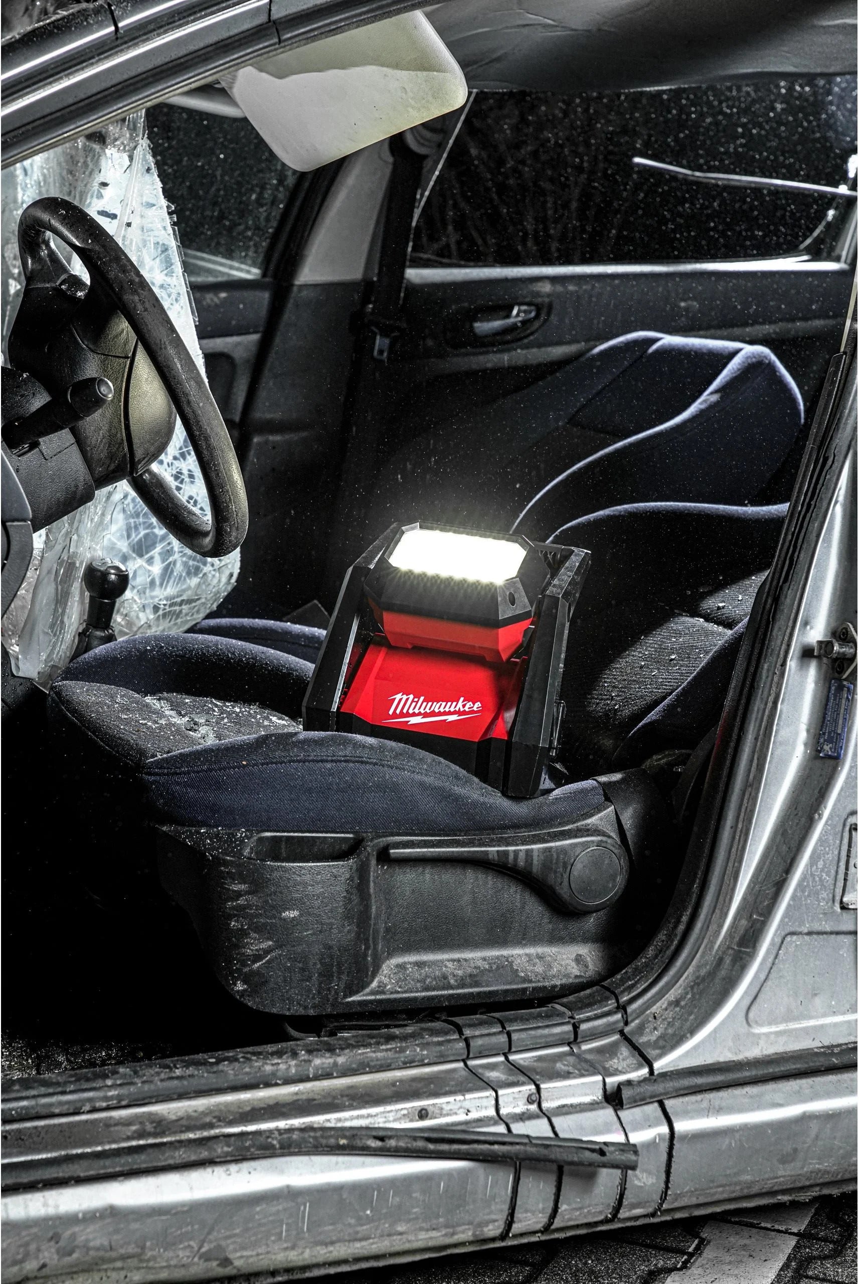 Milwaukee M18 HOAL-0 Hybrid-Akku-Flutstrahler 4000 Lumen mit 120° drehbaren Strahlerkopf  (4933478118)