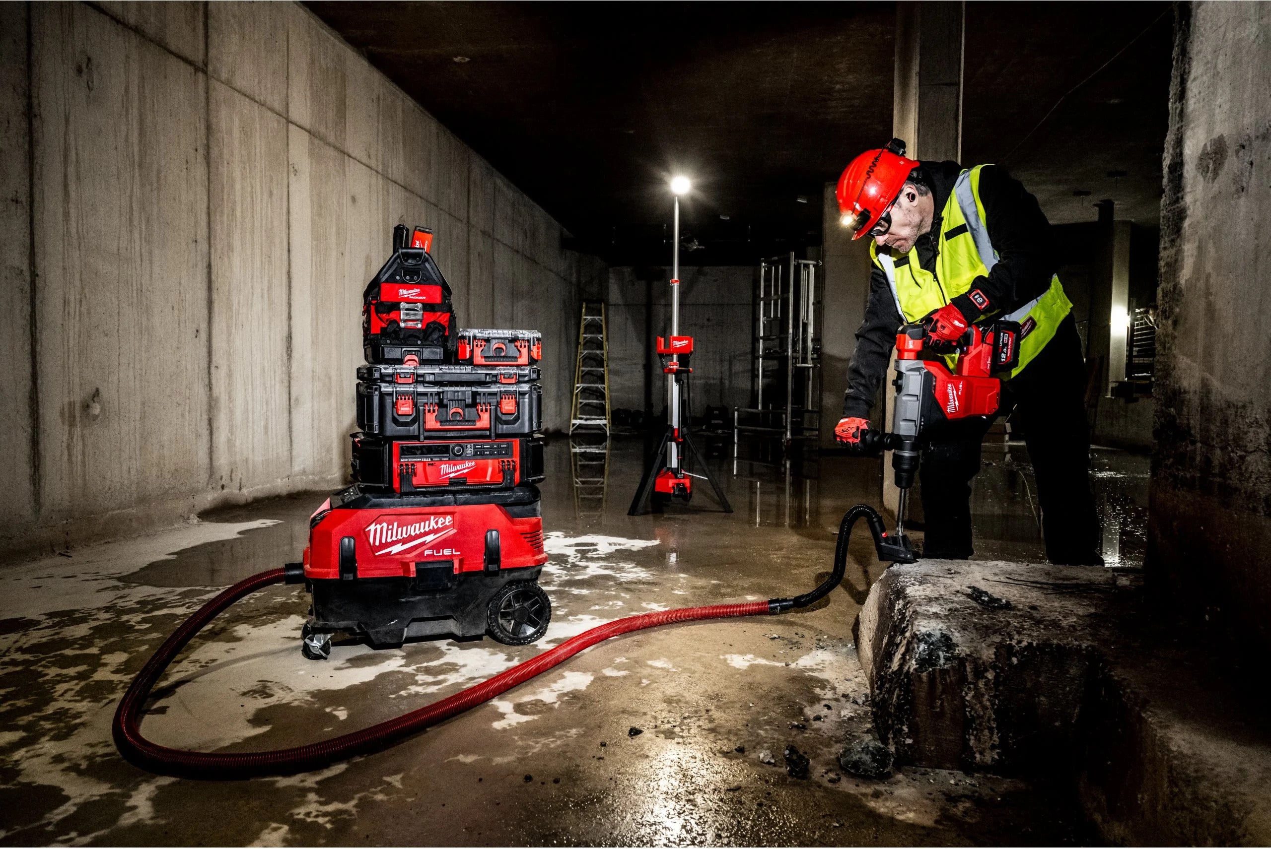 Milwaukee M18 HOSALC-0 Akku-Leuchte 6000 Lumen ohne Akku/Lader fuer raue Baustellen (4933478116)