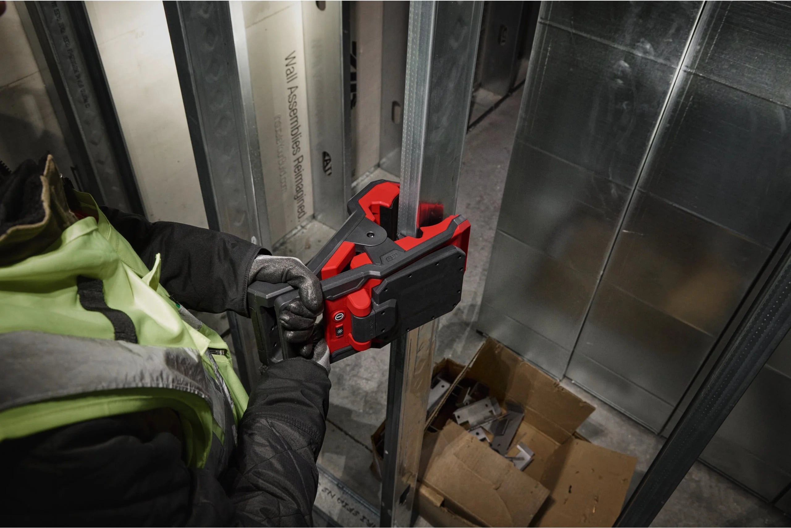 Milwaukee M18 PAL2-0 Akku-Leuchte 2000 Lumen mit Klemme (4933493547)