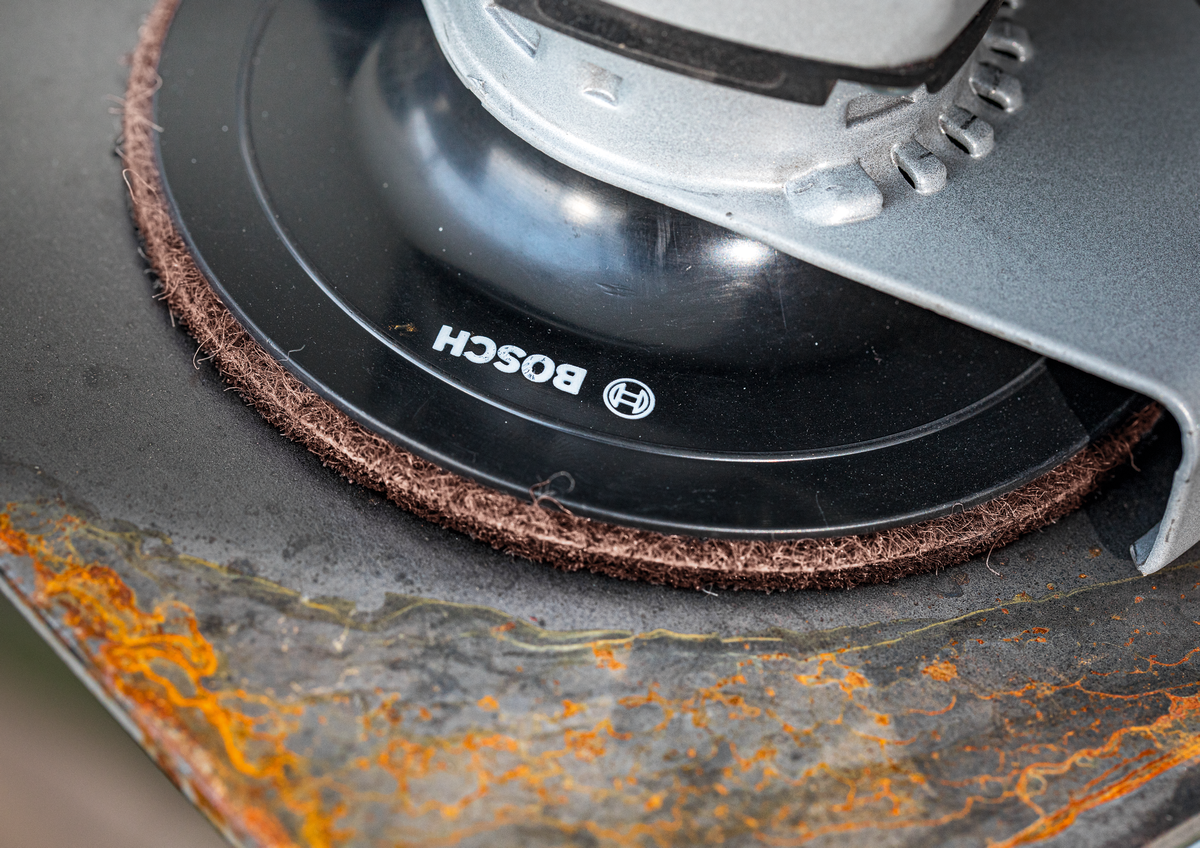 Bosch Expert Vliesscheibe N880 für Exzenterschleifer Ø 125/150 mm zum Endbearbeiten von Metall