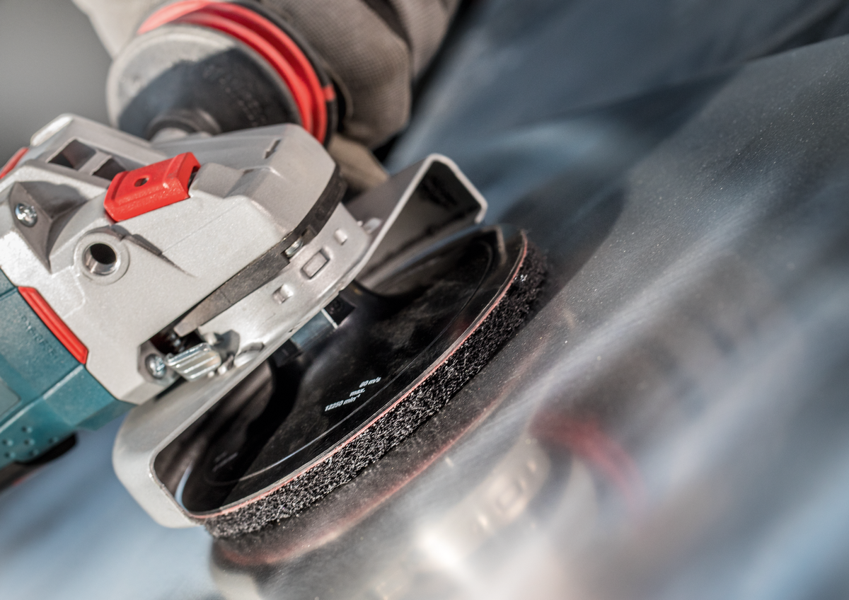 Bosch Expert Vliesscheibe N880 für Exzenterschleifer Ø 125/150 mm zum Endbearbeiten von Metall