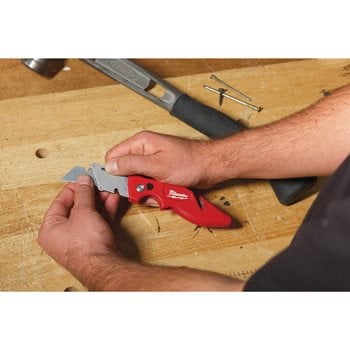 Milwaukee® FASTBACK Universal-Klappmesser mit Aufbewahrung und Schnurtrenner und Entmantelungsmesser