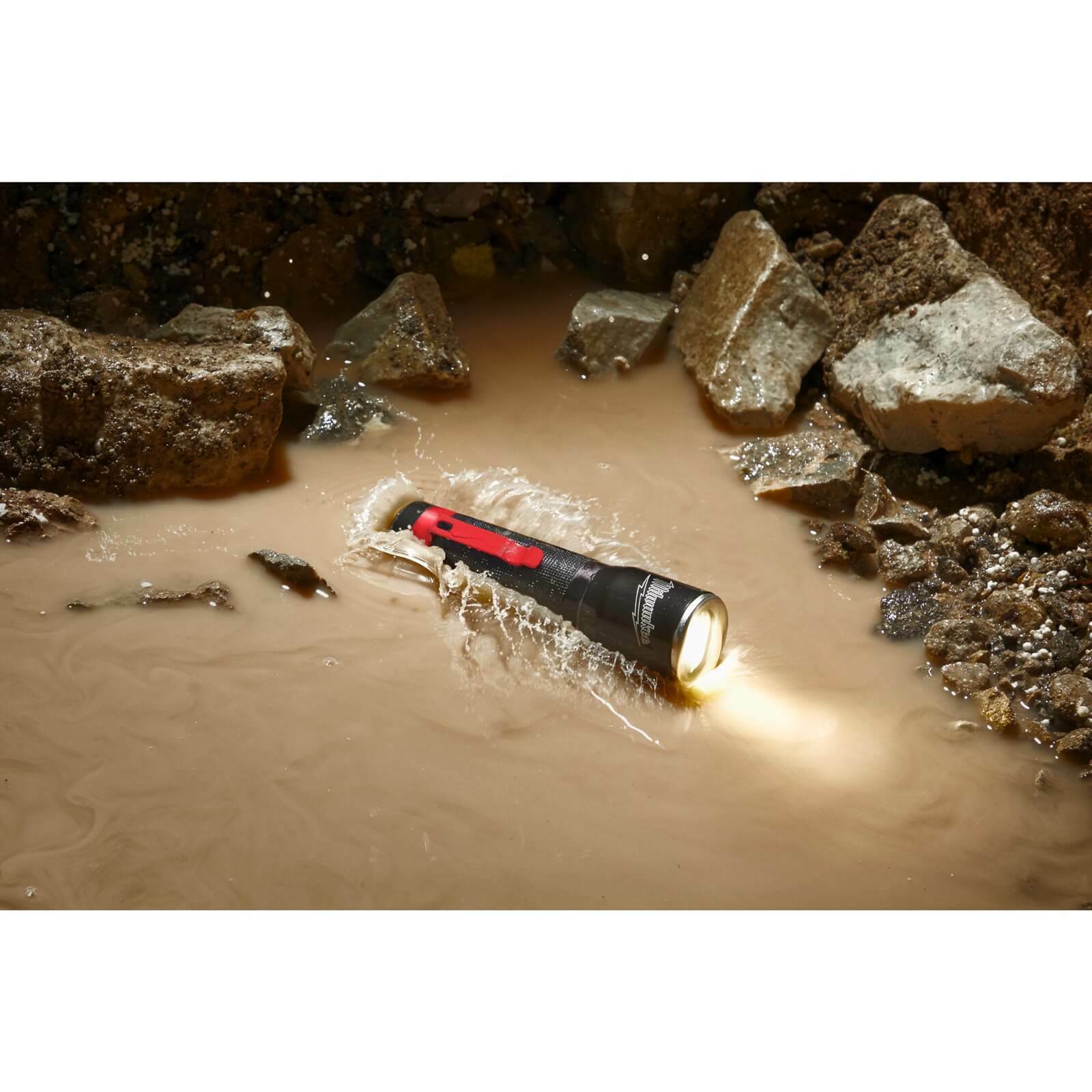 Milwaukee ML-LED TRUEVIEW Alkaline Taschenlampe 325 Lumen und 50m Reichweite im Karton