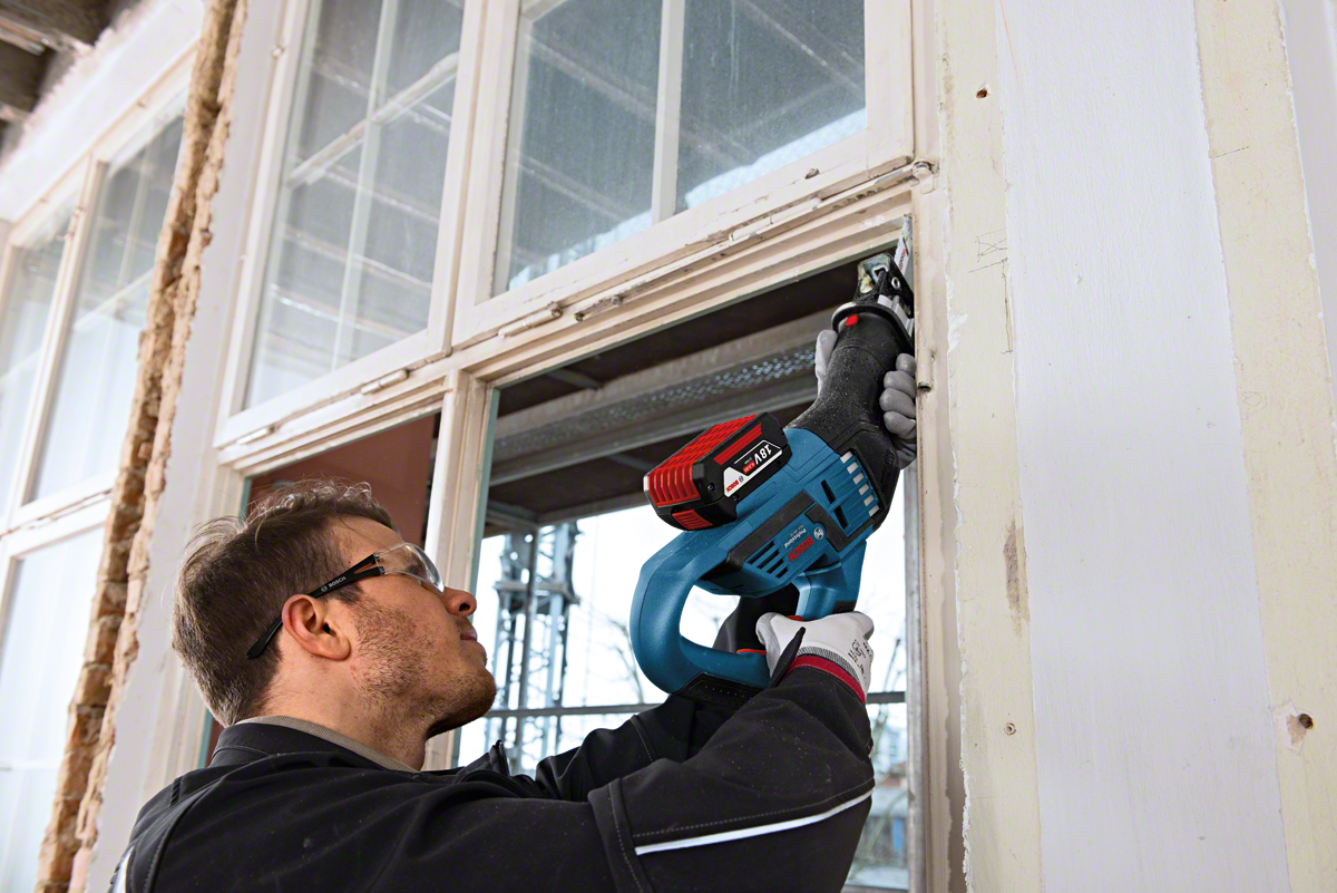 Bosch Professional GSA 18 V-32 Akku-Säbelsäge inkl. 1x Säbelsägeblatt 32 mm Hublänge bürstenlos ohne Akku/Lader im Handwerkerkoffer (06016A8109)