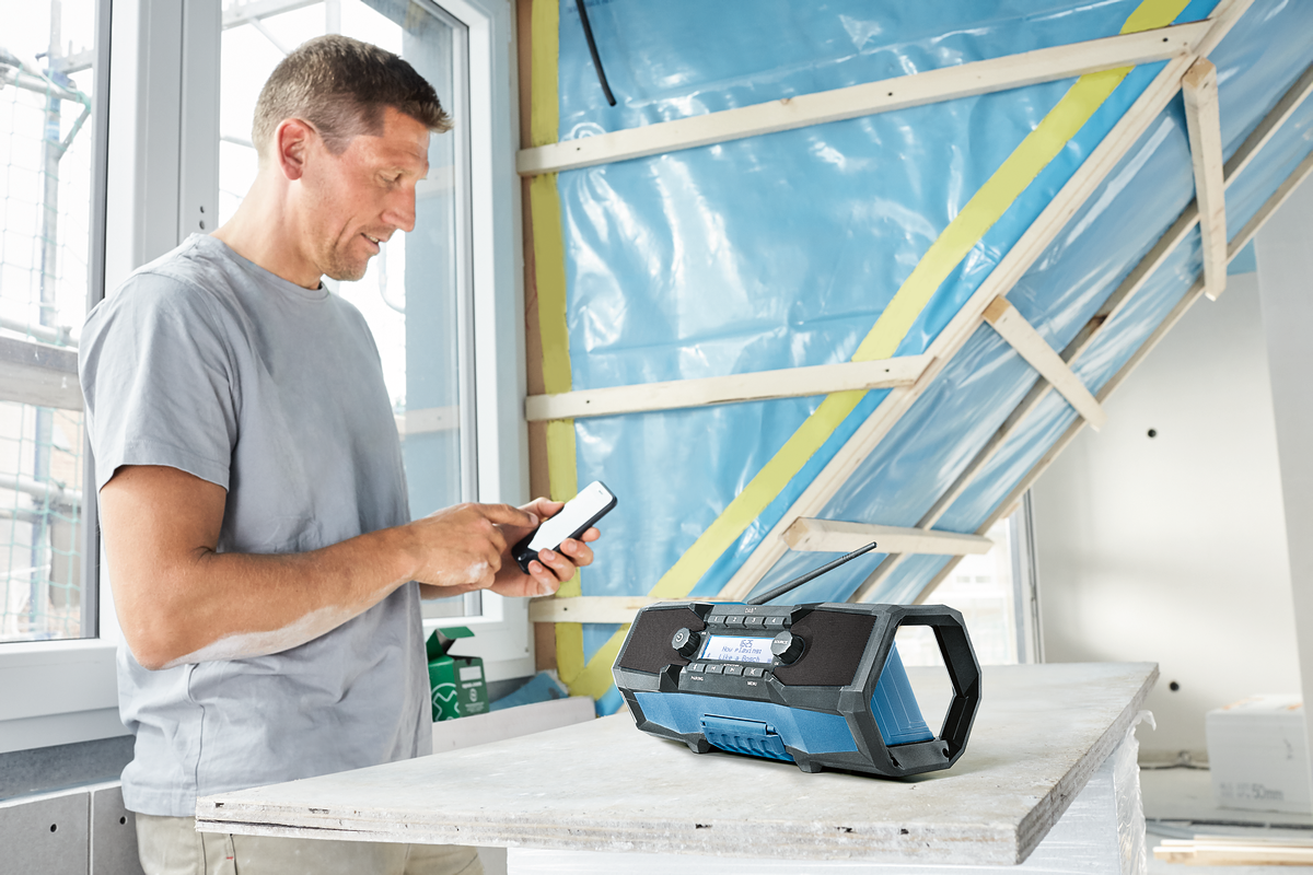 Bosch Professional GPB 18V-2 SC Akku-Radio Bluetooth, DAB+, FM/AUX und ohne Akku/Lader im Karton