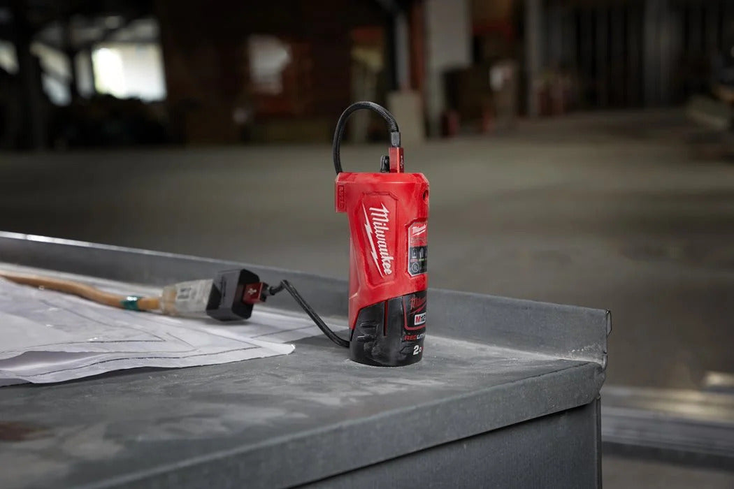Milwaukee M12 TC Ladegerät mit USB-Stecker und Kabel 2.1 A Ladestrom (4932459450)