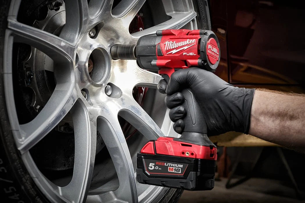 Milwaukee M18 FMTIW2F12-502X FUEL Akku-Schlagschrauber 881 Nm 1/2" vierkant mit Sprengring beim Raederwechsel  (4933478450)