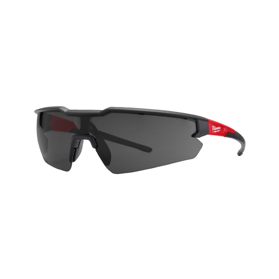 Milwaukee® Schutzbrille EN166 und EN 170 / 172 in getönt mit komfortable und flexible Brillenbügel