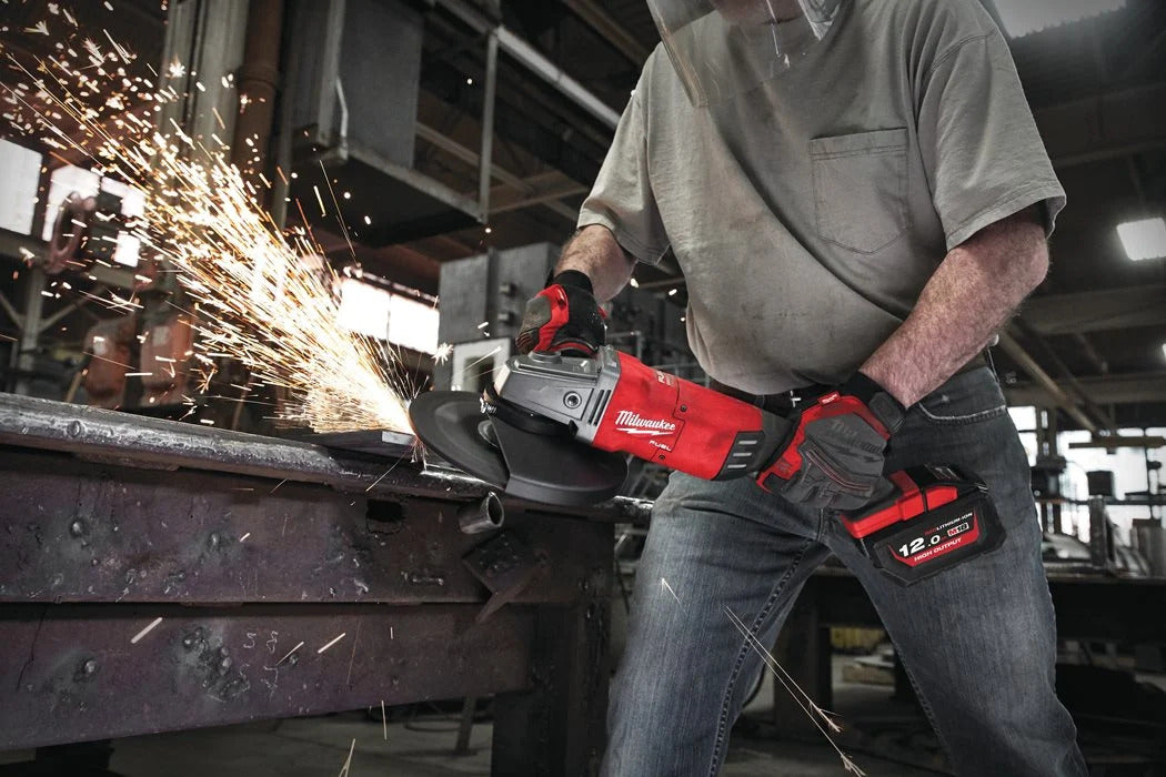 Milwaukee M18 FLAG230XPDB-121C FUEL Akku-Winkelschleifer mit 1x M18 HB12 und Lader in Transportkoffer