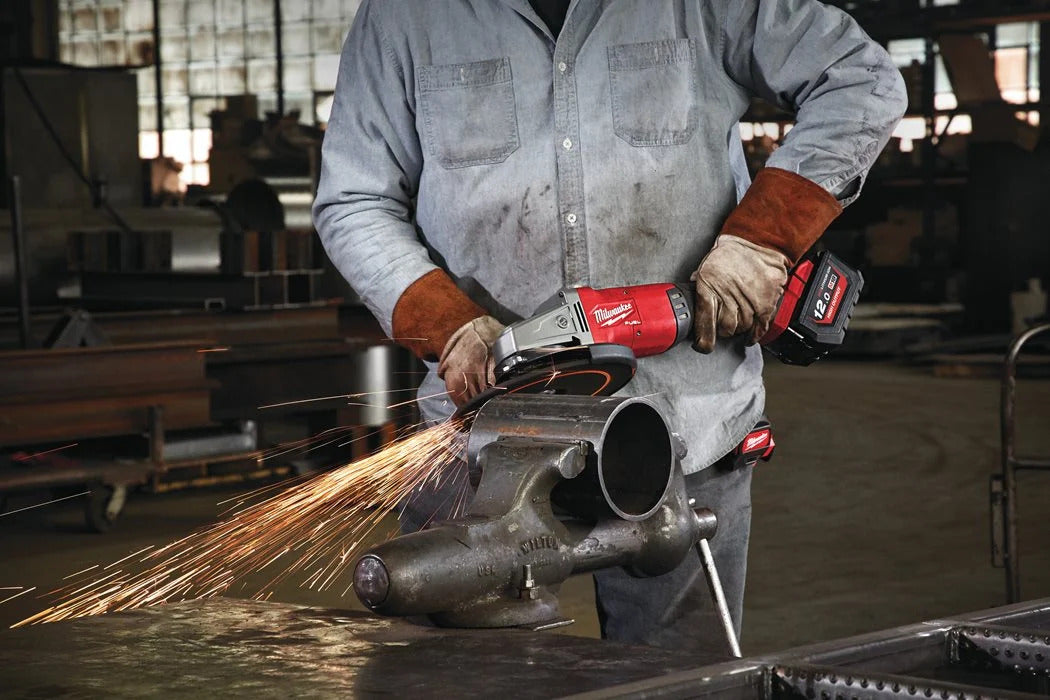 Milwaukee M18 FLAG230XPDB-121C FUEL Akku-Winkelschleifer mit 1x M18 HB12 und Lader in Transportkoffer