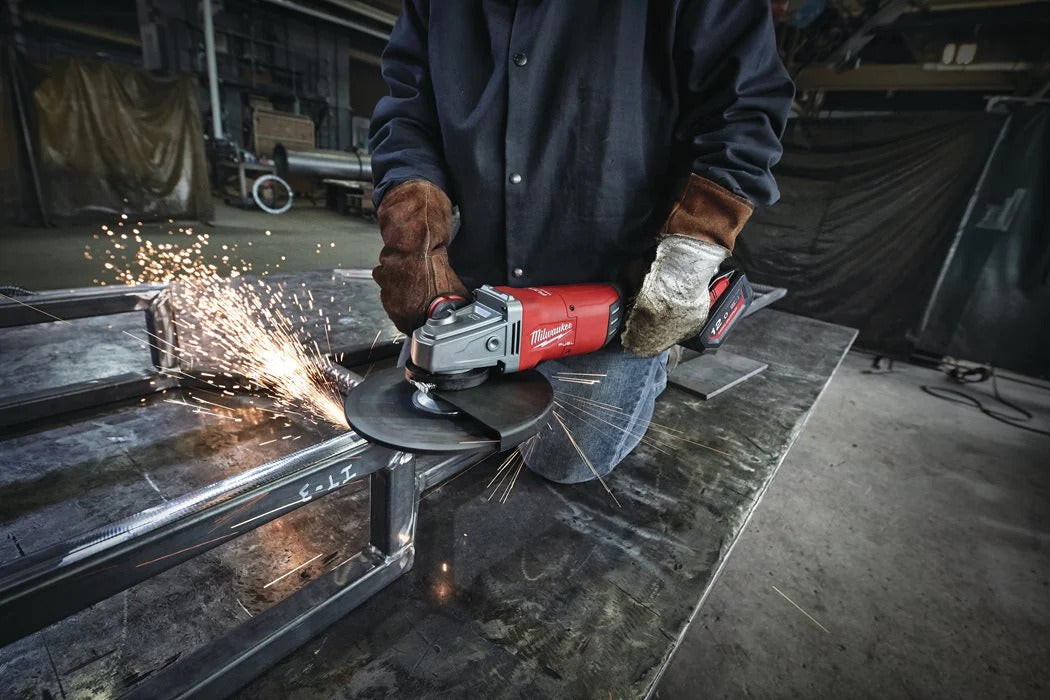 Milwaukee M18 FLAG230XPDB-121C FUEL Akku-Winkelschleifer mit 1x M18 HB12 und Lader in Transportkoffer